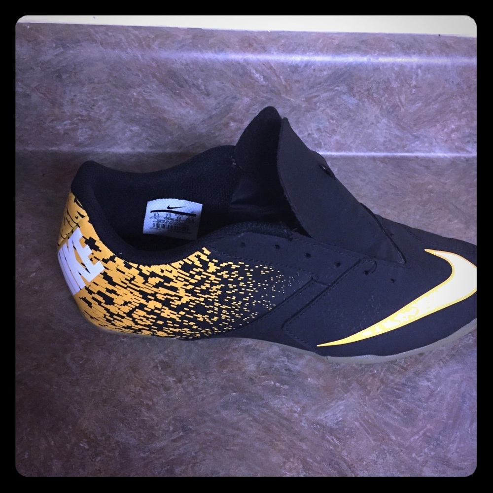 Nike men’s size 8.5 indoor soccer shoes